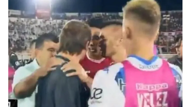 Heinze (de espaldas) se encara con Barrios