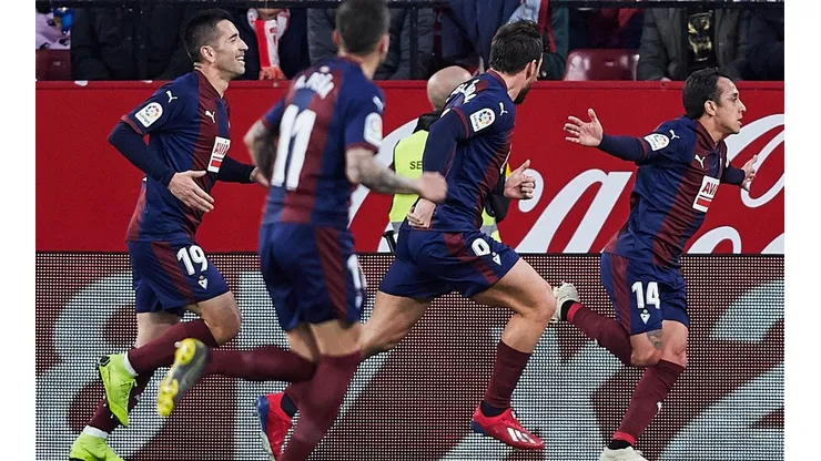 Orellana celebrando su gol en Sevilla