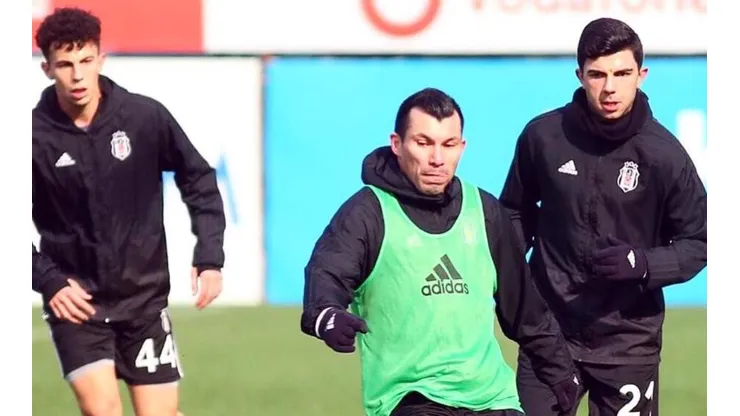 Mientras tanto, Medel se entrenó esta mañana en Estambul