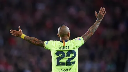 Prensa española destruye a Vidal en bajo partido del Barcelona