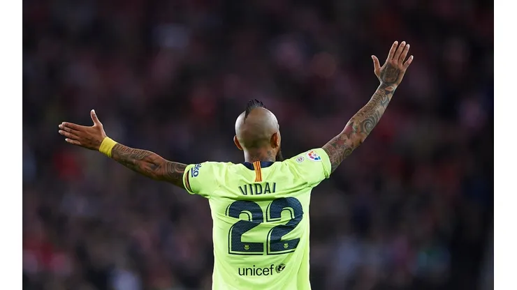 Prensa española destruye a Vidal en bajo partido del Barcelona
