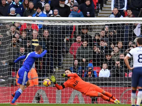 [Video] Vardy entró para patear un penal, lo falla y le marcan en contra