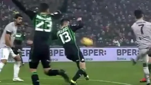 CR7 le metió feroz pelotazo en la cara a Khedira que terminó en el suelo