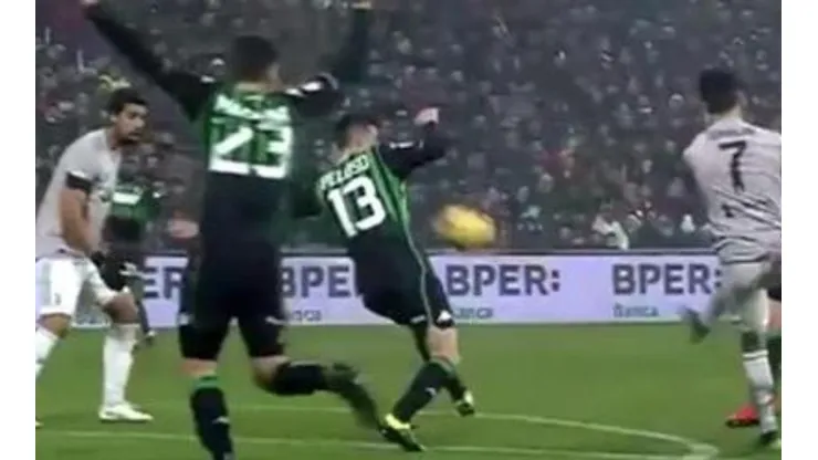 CR7 le metió feroz pelotazo en la cara a Khedira que terminó en el suelo