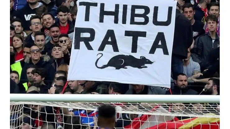 Hinchada del Aleti recibe a Curtois con ratas de peluche