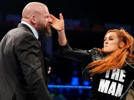 Becky Lynch sigue en rebeldía y le dio tremenda cachetada a Triple H