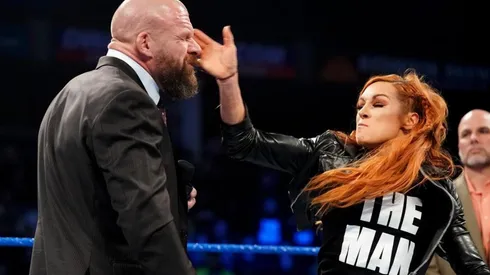Becky Lynch golpea a Triple H en SmackDown Live