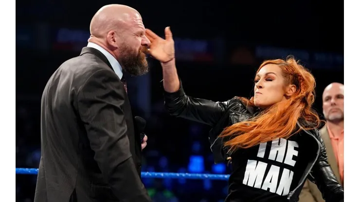 Becky Lynch golpea a Triple H en SmackDown Live
