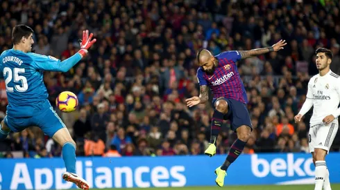 Arturo Vidal marcando ante Real Madrid en octubre de 2018.