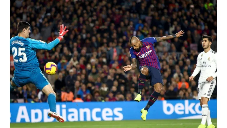 Arturo Vidal marcando ante Real Madrid en octubre de 2018.