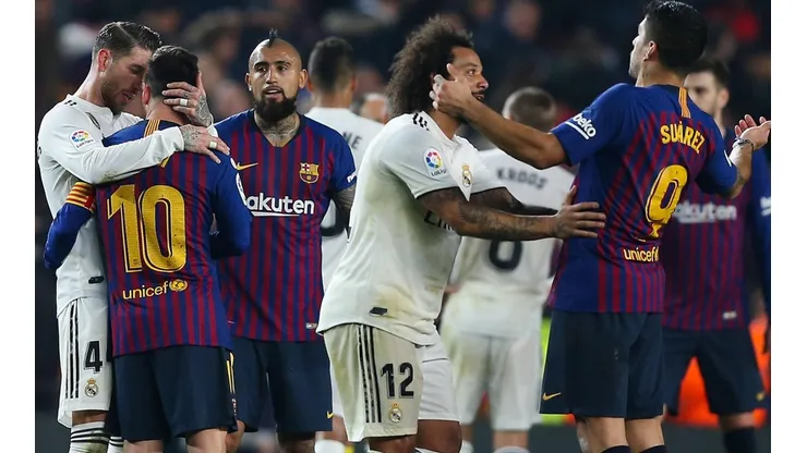 Vidal y Messi se saludan con Ramos mientras Suárez pelea con Marcelo