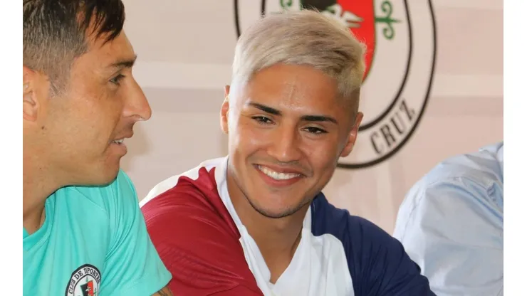 Gaete (centro) le dejó un cortito mensaje a la afición colocolina