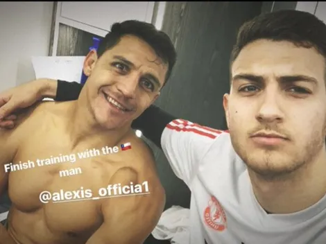 El musculoso Alexis Sánchez sigue haciendo amigos en Manchester