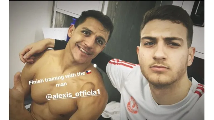 El musculoso Alexis Sánchez sigue haciendo amigos en Manchester
