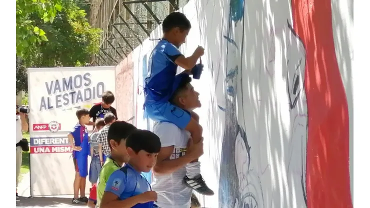 Niños pintaron un simbólico mural de apoyo a la Selección Chilena en Pinto Durán