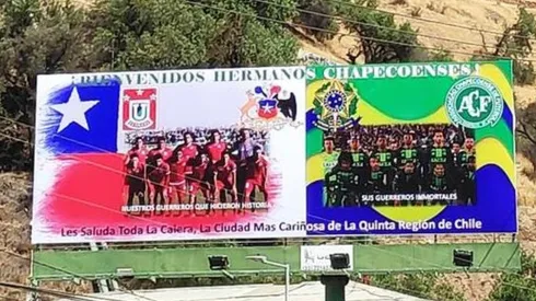 Así son las vallas que le dieron la "cariñosa" bienvenida al Chape