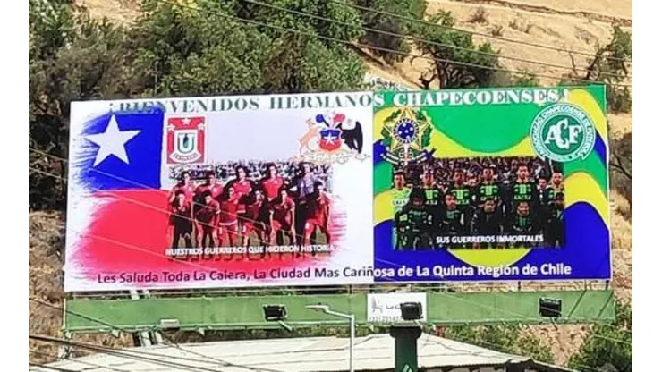 Así son las vallas que le dieron la "cariñosa" bienvenida al Chape