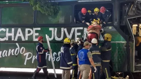 Bus con símbolo de Chapecoense sufre lamentable accidente en Brasil