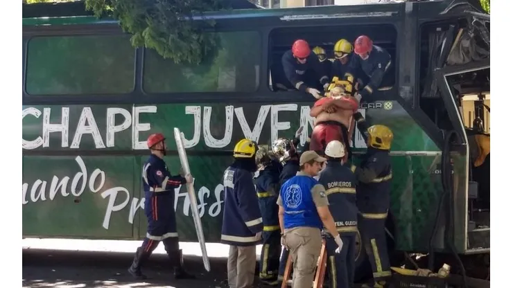 Bus con símbolo de Chapecoense sufre lamentable accidente en Brasil