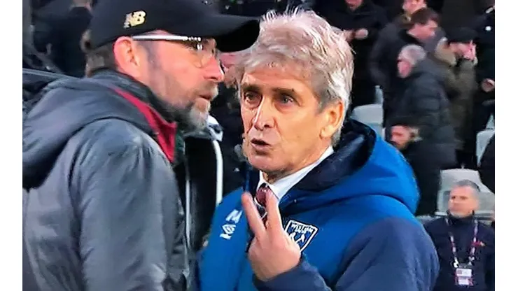 Pellegrini en plena discusión con Klopp