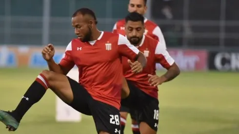 Jara (segundo) en el calentamiento previo al duelo que se juega