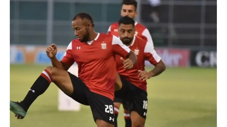 Jara (segundo) en el calentamiento previo al duelo que se juega