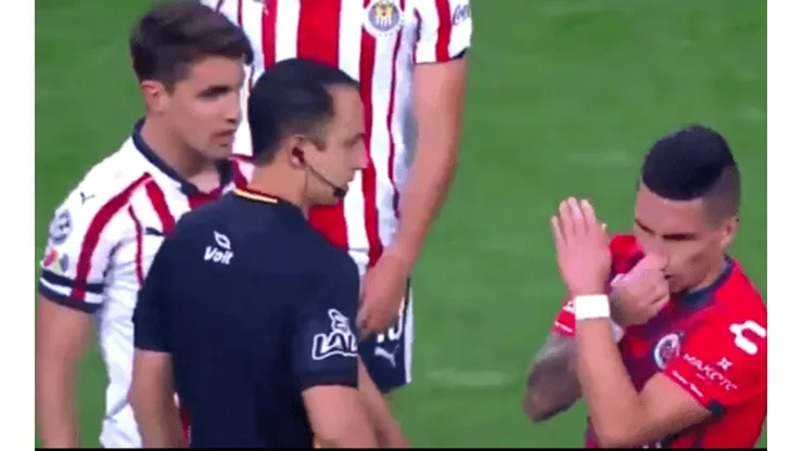 Viral: Brian Carrasco se burla del mal aliento de un rival en pleno partido