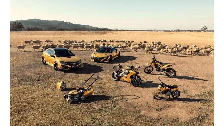 Honda tiñe de oro sus modelos clásicos, y hasta una máquina de cortar pasto