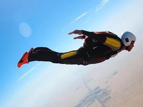 Lewis Hamilton saca licencia de paracaidista y ahora vuela por los aires