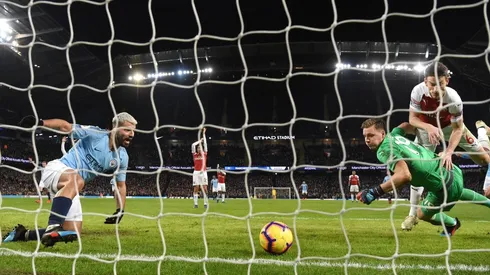 Agüero (izquierda) la rompió contra el Arsenal