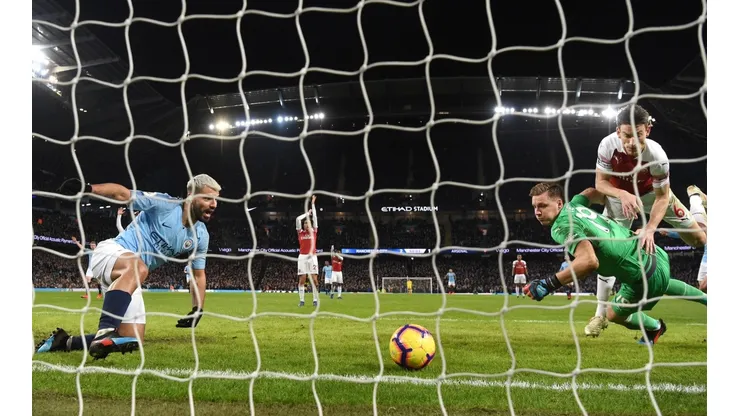 Agüero (izquierda) la rompió contra el Arsenal