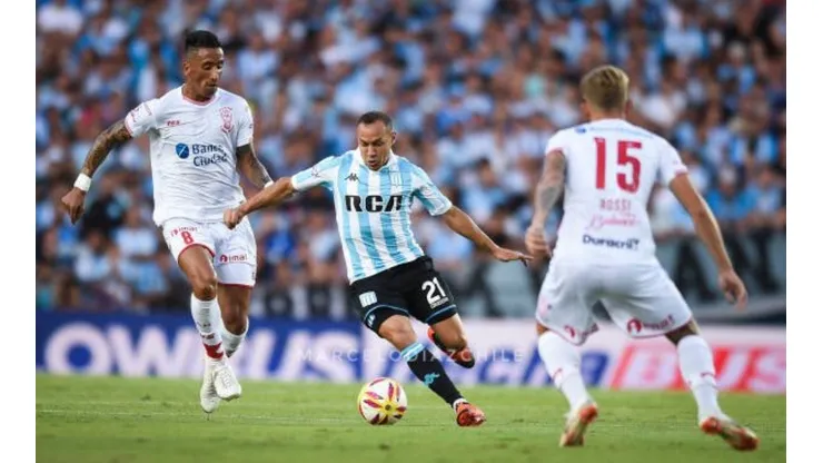 El Racing de los chilenos vence a Huracán y se afirma en el liderato