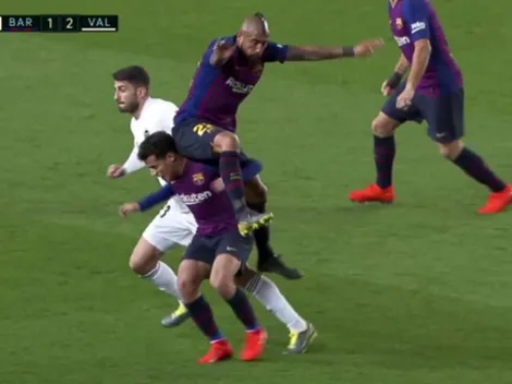 Vidal golpeó a Coutinho con el trasero y lo dejó adolorido