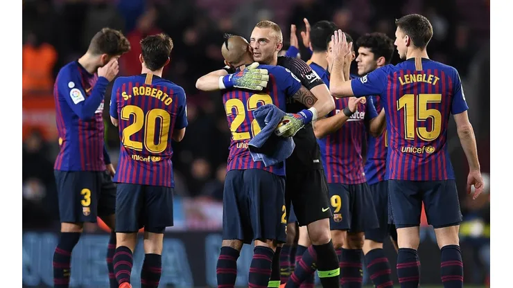 Vidal festejó con sus compañeros del Barcelona
