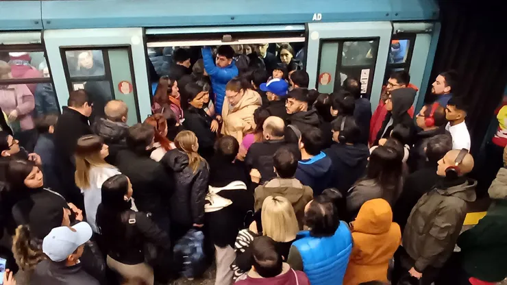 La Línea 5 del Metro de Santiago funcionará con horario extendido en varias de sus estaciones.