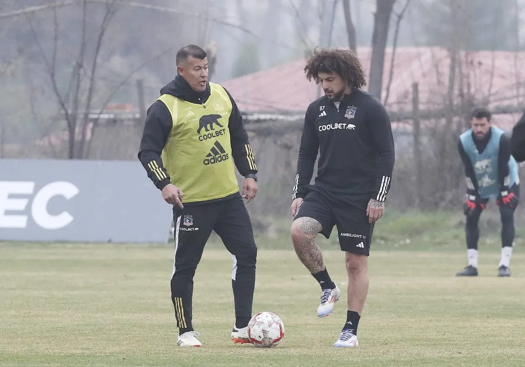 Jorge Almirón le da indicaciones a Maxi Falcón. (Foto: Marco Muga | Sifup).