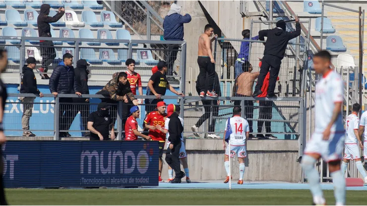 Un grupo de forofos hispanos iniciaron el ataque a los de Audax en Rancagua.
