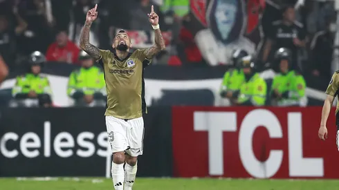 Arturo Vidal celebrando su gol ante Alianza Lima en Perú.