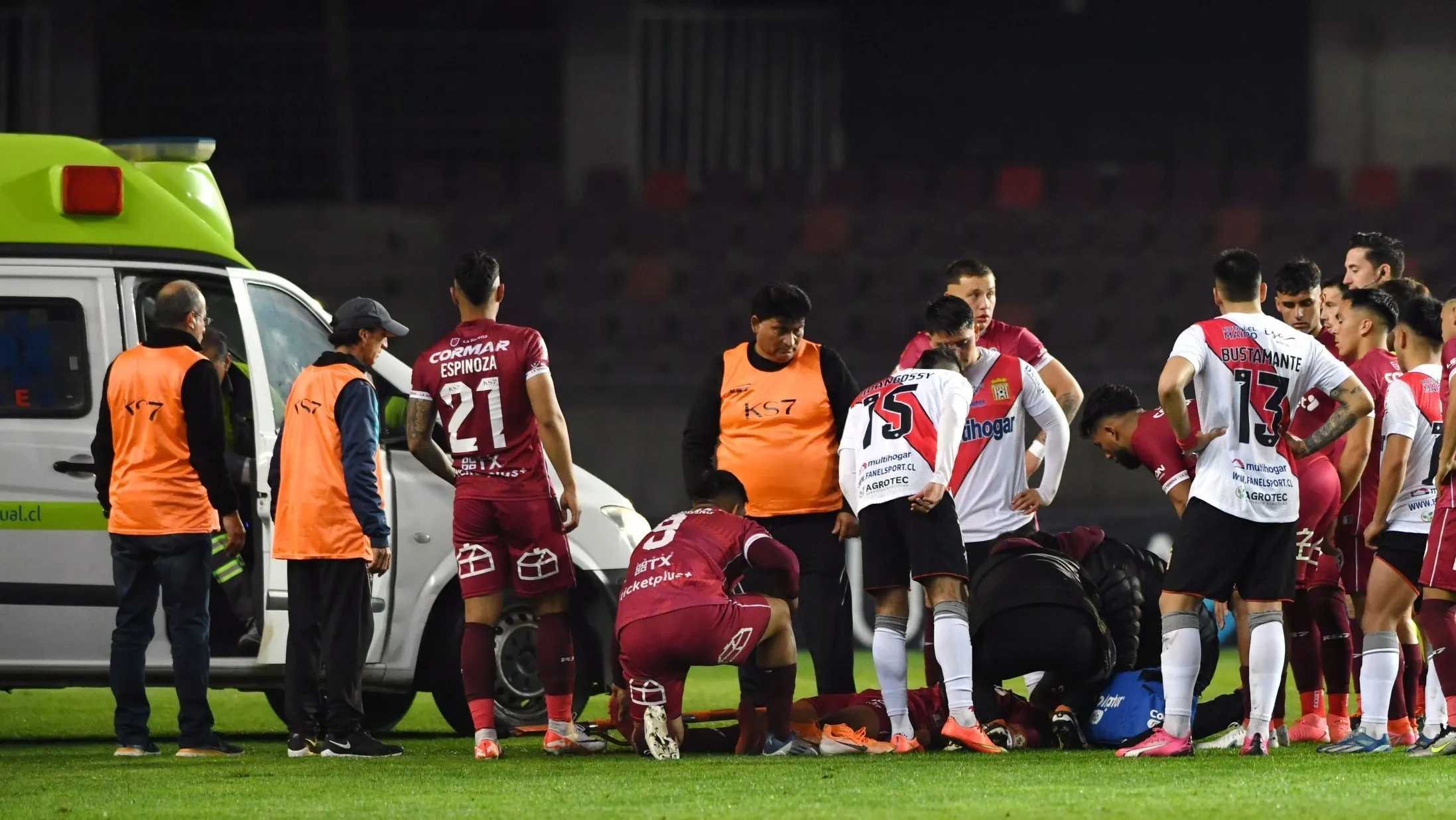 Enzo Guerrero sigue monitoreado por médicos. (Alejandro Pizarro Ubilla/Photosport).