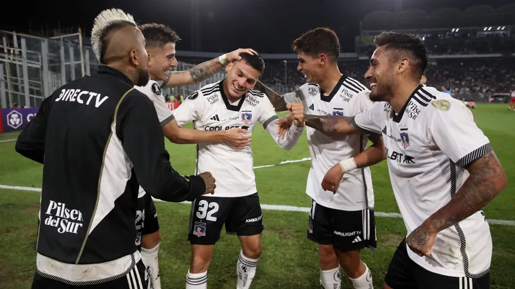 Los jugadores de Colo Colo celebran el gol de Lucas Cepeda contra Cerro Porteño.