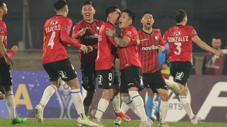 Los jugadores de Huachipato celebran el triunfo contra Racing Club de Montevideo en el partido de vuelta de la Copa CONMEBOL Sudamericana 2024.