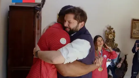 Yasmani casi rompe al Presidente Boric: cariñoso y apretado abrazo.
