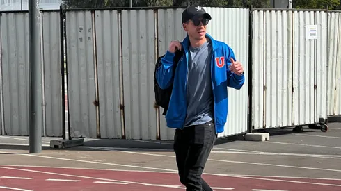 Manuel Mayo se saca una pesada mochila con los refuerzos.