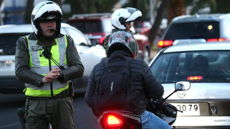 Revisa qué vehículos no pueden circular esta semana por Santiago.