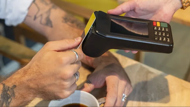 Hombre pagando un café