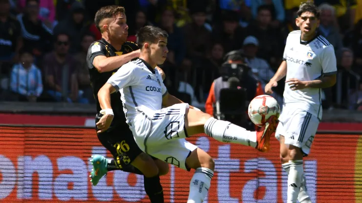 Futbol, Coquimbo Unido vs Colo Colo. Fecha 5, campeonato Nacional 2024. El jugador de Colo Colo Matias Moya, derecha, disputa el balon con Cristopher Barrera de Coquimbo Unido durante el partido de primera division realizado en el estadio Francisco Sanchez Rumoroso en Coquimbo, Chile. 17/03/2024 Alejandro Pizarro Ubilla/Photosport Football, Coquimbo Unido vs Colo Colo. 5nd turn, 2024 National Championship. Colo Colo's player Matias Moya, right, vies for the ball against Cristopher Barrera of Coquimbo Unido during the first division match at the Francisco Sanchez Rumoroso in Coquimbo, Chile. 17/03/2024 Alejandro Pizarro Ubilla/Photosport