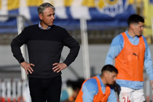 Otra imagen de Tiago Nunes en la igualdad ante Everton. (Andres Pina/Photosport).