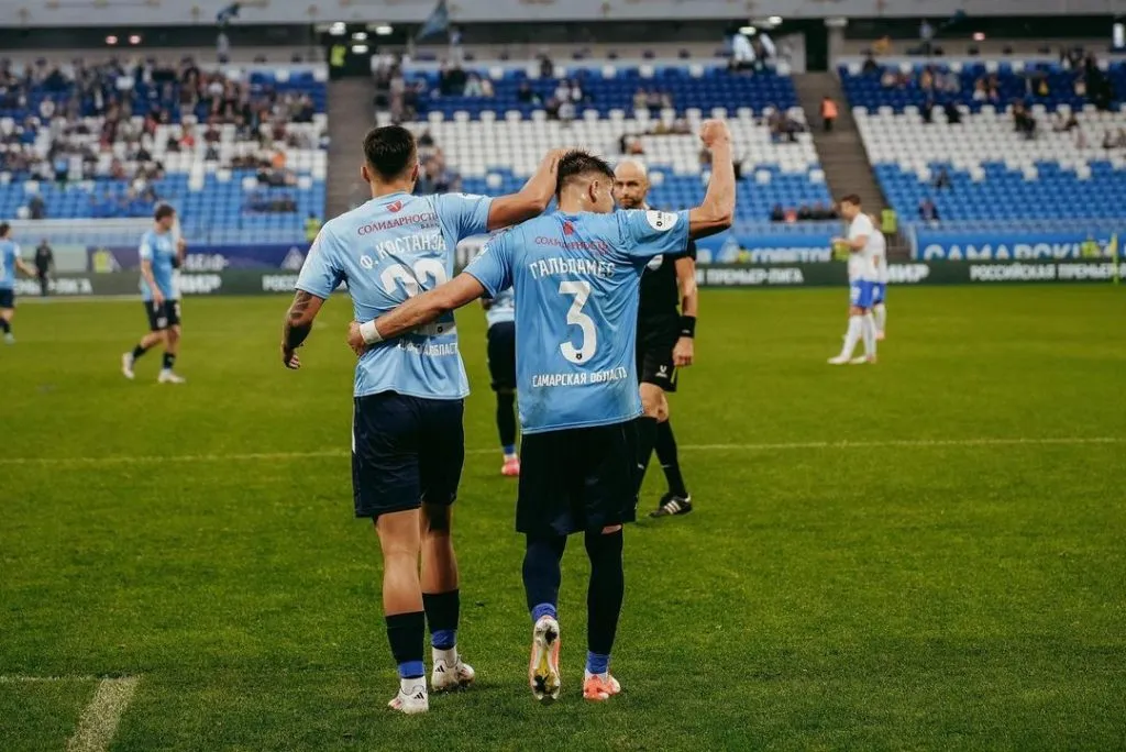 Thomas Galdames celebrando con Fernando Constanza en 1-0 del Krylia Sovetov ante el Fakel. (Foto: Instagram).