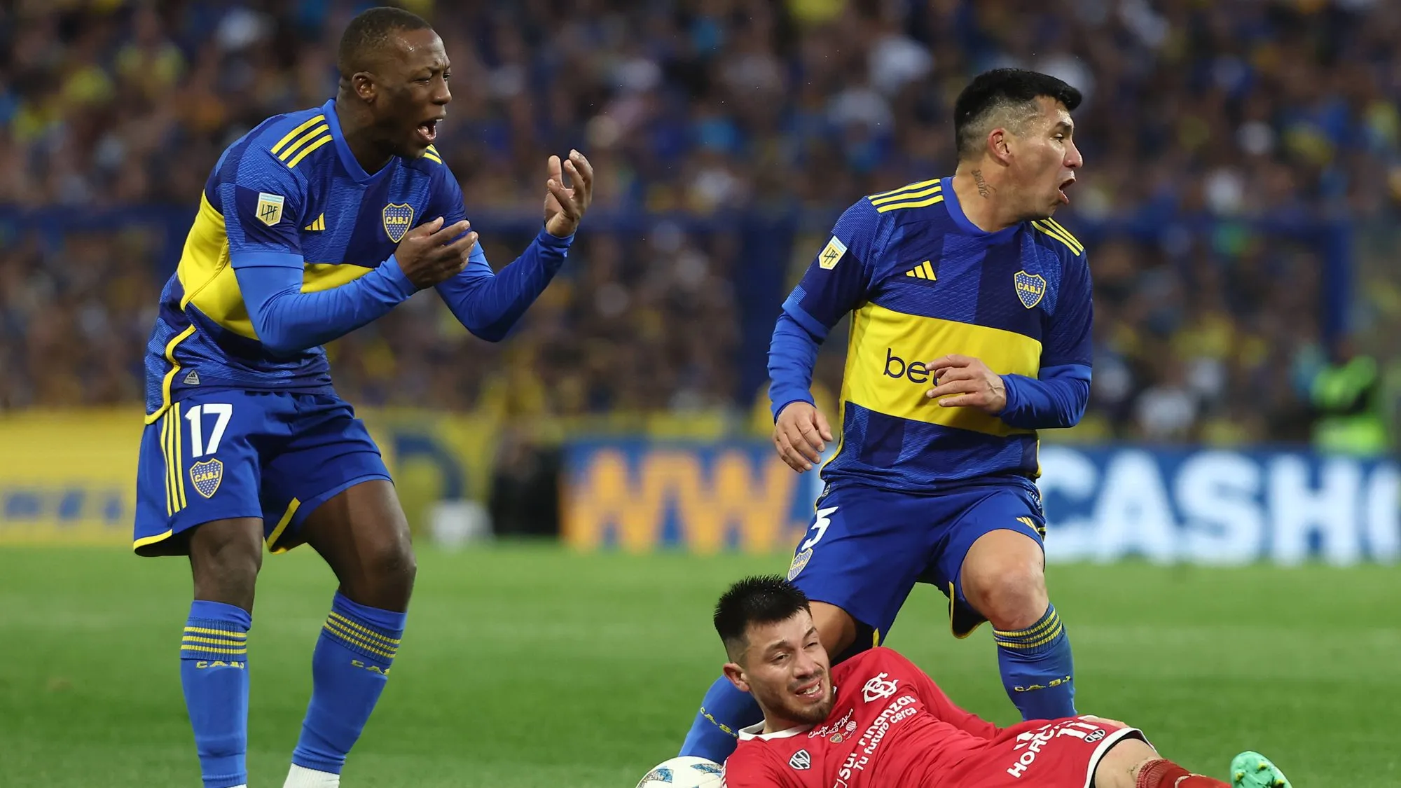 Periodista cree que Medel juega en Boca sólo porque la directiva debe justificar el fichaje.