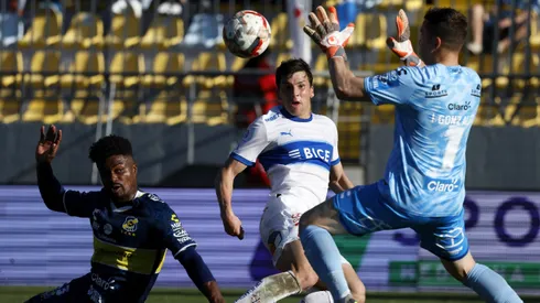 El meta atajó un penal y sacó tres más para salvar a Everton.